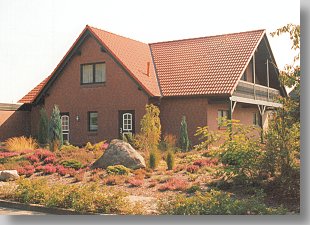 grozgiges Einfamilienwohnhaus mit ausgebautem Dachgeschoss, vorgehngtem Holzbalkon und Wintergarten