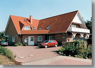 Mehrfamilienwohnhaus mit je zwei Wohnungen in Erd- und Dachgeschoss