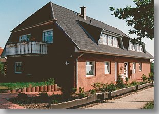 Mehrfamilienhaus mit je zwei 3-Zimmer-Wohnungen in Erd- und Dachgeschoss, mit Kragbalkonen