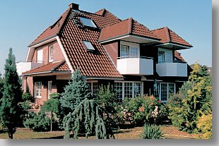 Gstehaus mit ausgebautem Dachgeschoss, Kragbalkonen